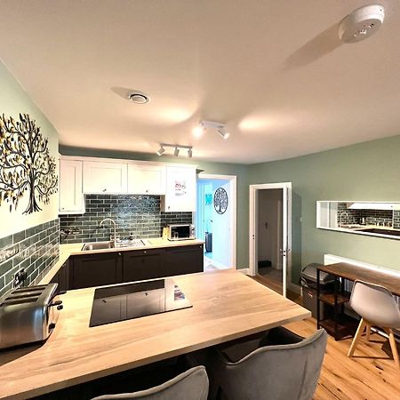 2 Bedroom Apartments Stopoverz Бристоль Экстерьер фото