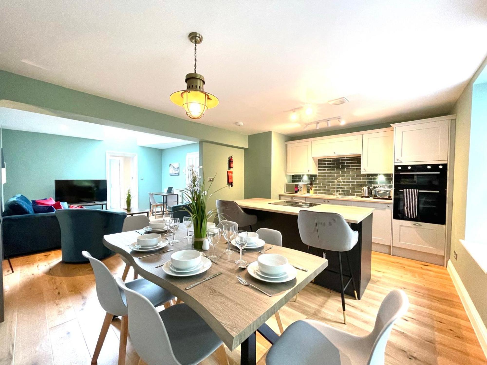 2 Bedroom Apartments Stopoverz Бристоль Экстерьер фото
