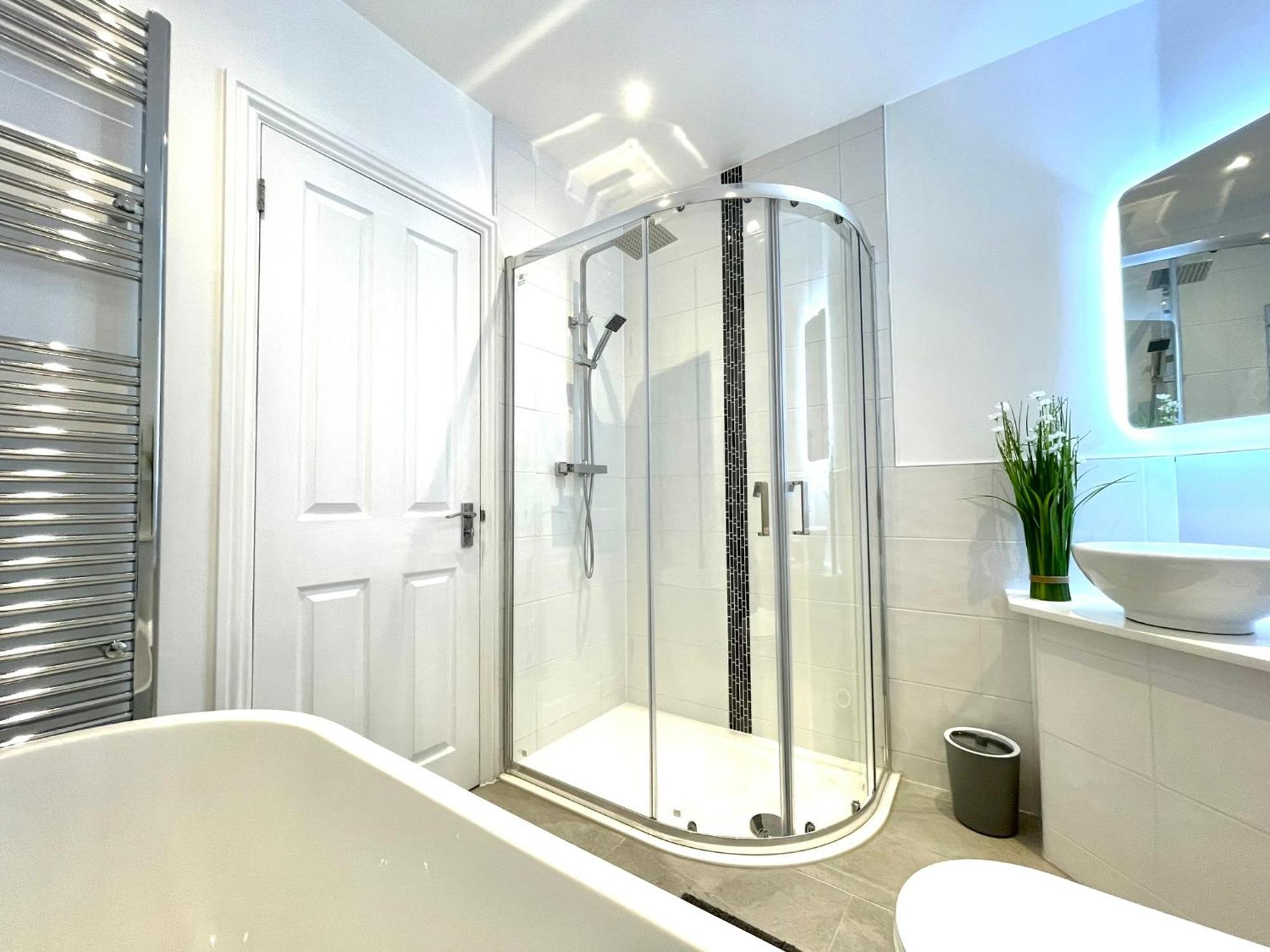2 Bedroom Apartments Stopoverz Бристоль Экстерьер фото