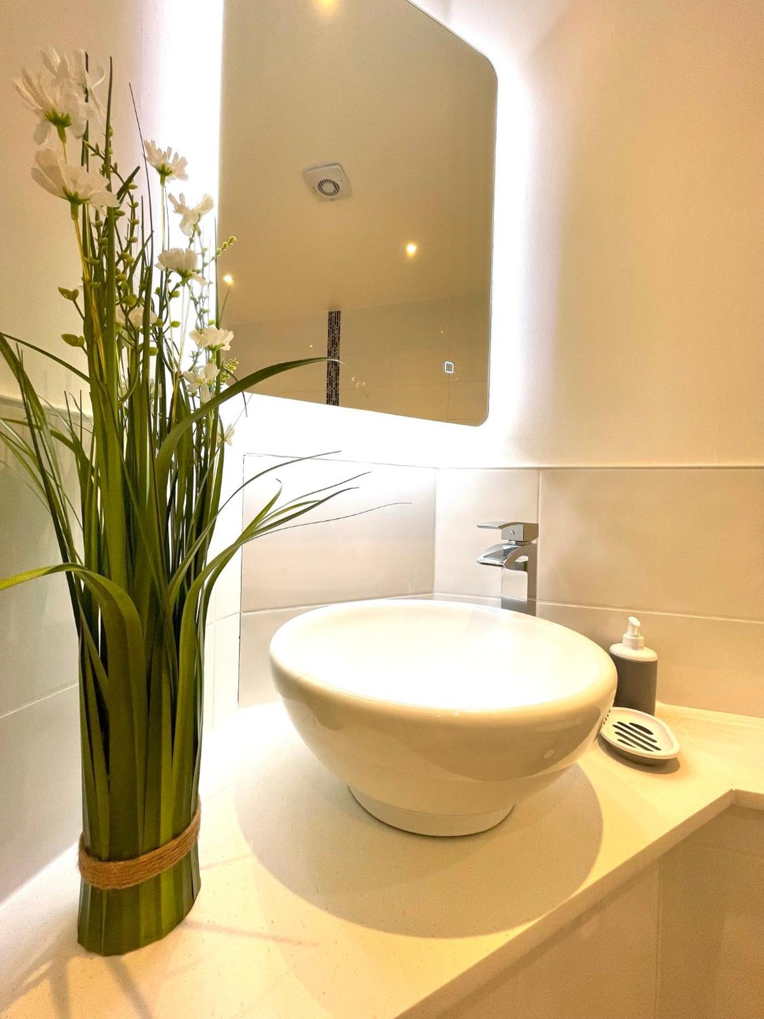 2 Bedroom Apartments Stopoverz Бристоль Экстерьер фото