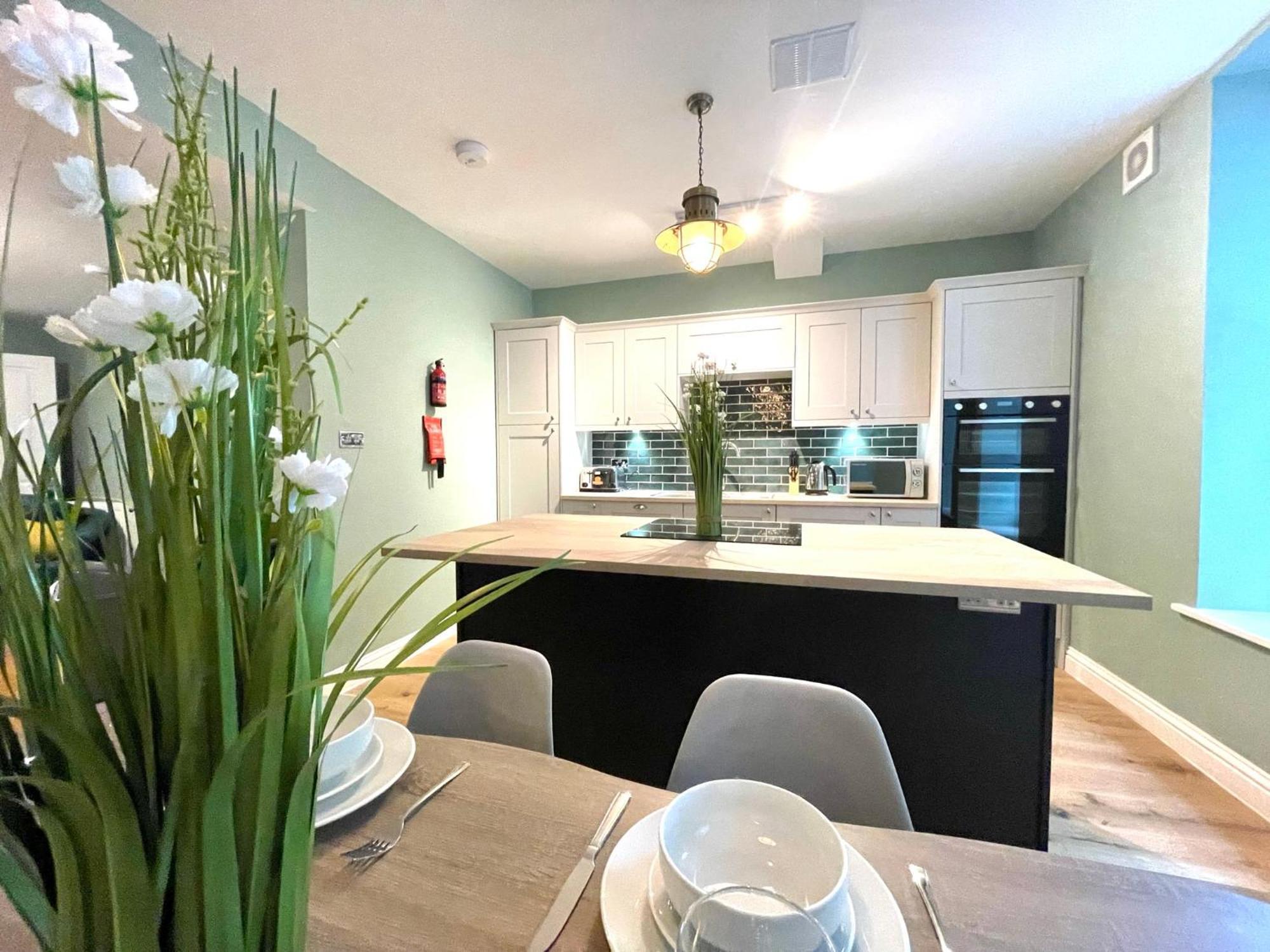 2 Bedroom Apartments Stopoverz Бристоль Экстерьер фото