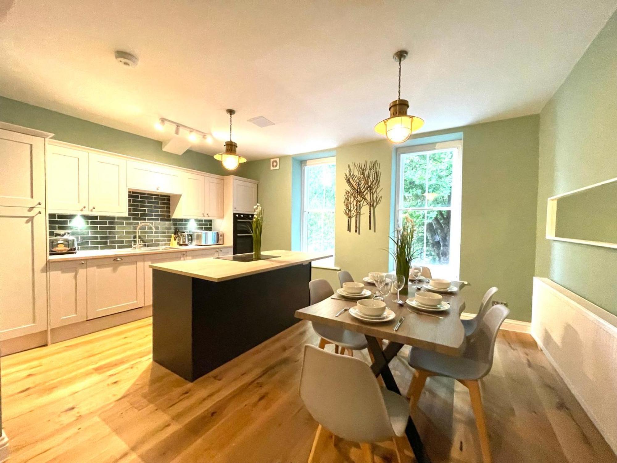2 Bedroom Apartments Stopoverz Бристоль Экстерьер фото