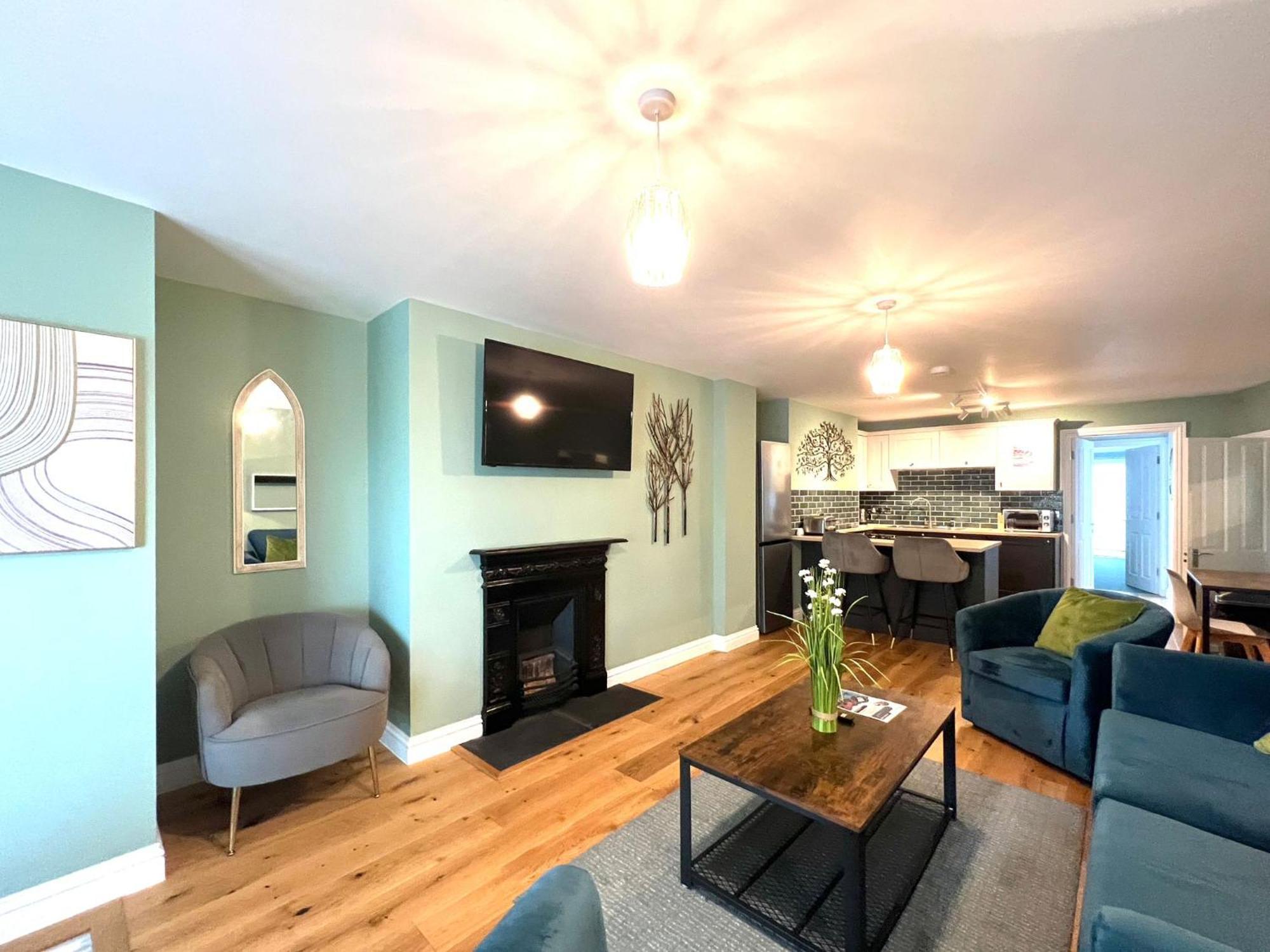 2 Bedroom Apartments Stopoverz Бристоль Экстерьер фото